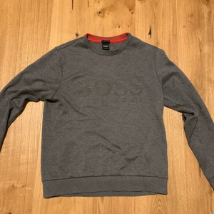 Grå HUGO BOSS långärmad storlek S 200kr - Detta är en slim fit långärmad Hugo boss tröja i storlek S säljes för 200kr.