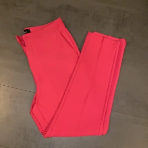 Rosa kostymbyxor  - Inköpta inför ett pink party & endast använda en gång. De är sjukt snygga & hödmidjade med jag säljer då de är lite för stora för mig. Köparen står för frakten!