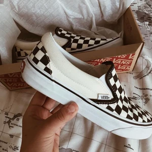 Vans - Kör en intressekoll på mina rutiga vans!!!! Första bilden är nyskicket och andra är hur de se ut nu! De har inga missfärgningar på tyget men sulan är lite smutsig, putsar upp det om det blir försäljning!!🖤🖤