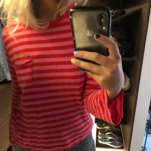 Zadig tröja  - Suuperskön och luftig tröja från Zadig&Voltaire💗❤️ en ficka med texten FEVER i guld vid vänster bröst✨