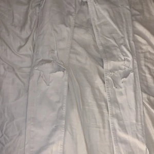 Crocker - Vita jeans med slit och hål vid knäna