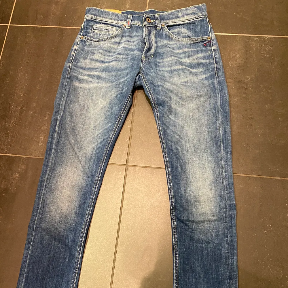 Ordinarie pris ca 3000kr säljer för 600kr. Jeansen är av modellen ”George skinny fit”, Köparen står för frakt. Jeans & Byxor.