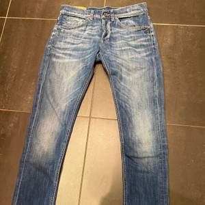 Ordinarie pris ca 3000kr säljer för 600kr. Jeansen är av modellen ”George skinny fit”, Köparen står för frakt