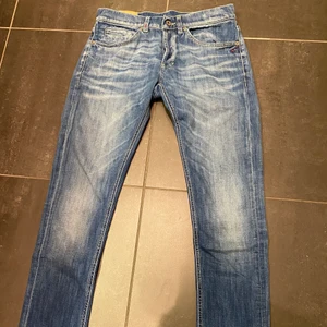 Dondup Jeans - Ordinarie pris ca 3000kr säljer för 600kr. Jeansen är av modellen ”George skinny fit”, Köparen står för frakt