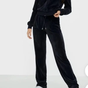 Juicy couture byxa - Säljer dessa mjukisbyxor från juicy couture💕 Nypris: 1000kr Kan skicka bättre bilder privat!!💗💗 Avslutar budgivningen ikväll (10/10)! 