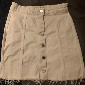 Populär Gina kjol - Populär vit jeans kjol från Gina. Skriv om ni undrar över något 🥰
