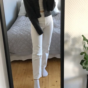 Raka jeans  - Säljer dessa superfina raka jeans från weekday i modellen rowe! Jag är 165 cm, och säljer då de är lite för små. Använda en del men bra skick!! Frakt tillkommer 💘💘
