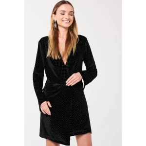 Ginatricot blazer klänning (S) - Glittrig blazer klänning från Ginatricot HELT NY med prislappen på. Väldigt elegant. Nypris 499:-