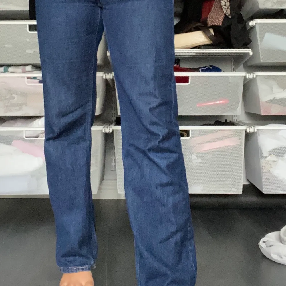 Ett par skitsnygga jeans från weekday! I modellen voyage, mörkblåa🤗 storlek 28/30, raka i benen. Jag är 168cm och de sitter helt perfekta på mig! Frakt 63kr💕 . Jeans & Byxor.