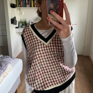 Väst-Zara - Säljer min skitsnygga virkade väst från zara då den inte kommer till användning längre. Köpare står för frakt kan annars mötas upp i Stockholm💕BUDA!!! Nuvarande bud: 300 avslutas 23.00 ikväll!