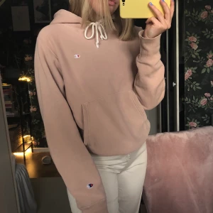Champion hoodie  - Säljer min champion hoodie eftersom den inte kommer till användning längre. Använd men inga slitage, därav billigare pris. Perfekt passform på mig som vanligtvis är en XS. Frakt tillkommer