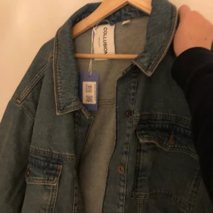 Handmålad jeansjacka - En super fin handmålad jeans jacka. Säljes pågrund av för stor storlek. Aldrig använd 🥰