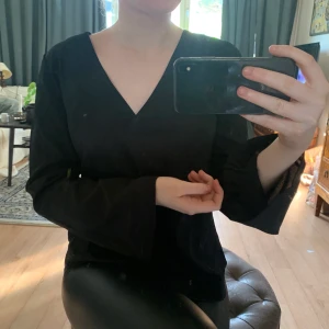 Blus - Svart blus i glansigt material. XS men sitter mer som en lite oversized S. Knappt använd!