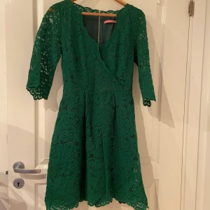 Klänning från Pernilla Wahlgren  - Snygg spets klänning från Pernilla Wahlgren. Fickor! Pris inkl frakt. Skickas med postens skicka lätt och betalas med swish 
