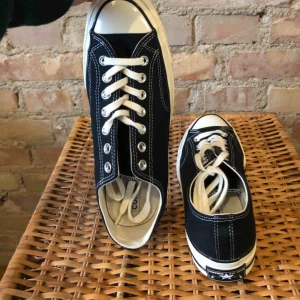  - Helt oanvända svarta låga converse!  300 kr + frakt