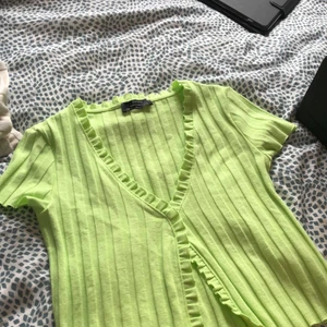 Neon grön topp 💚 - Oanvänd neon kofta/topp från Bershka, väldigt trendig & efterfrågad just nu, superfin & passar till många outfits! Passar XS-S kanske M också för den är stretchig 💚 Frakt kostar 42kr 💚