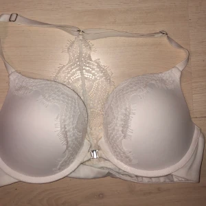 Vit bh - En jättefin vit bh med en superfin rygg! Säljer på grund av att den är lite liten. 