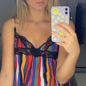 cool topp! - As nice färgglad topp! Lite y2k stil med de svarta. Justerbara axelband så passar fler storlekar. Skriv till mig ifall du är intresserad! Köparen står för frakt 🥳