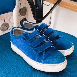 J Lindeberg skor - Blåa mockaskor med kardborreband från J Lindeberg (budet ligger nu på 350kr, ni kan buda i kommentarsfältet om ni vill lägga högre) 🥰