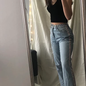 jeans med text på sidan - skitsnygga blåa jeans från bershka strl 36 men passar oxå mindre typ mig som kan ha 32 :) 