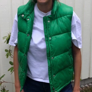 Fluffig grön väst - Från märket Drop, finns ingen storlek men den passar mig bra som vanligtvis har M eller 38. En härlig grön färg för att liva upp din outfit nu till hösten! Väldigt fint skick skulle jag säga. Köparen står för frakten. Budgivning om fler är intresserade! Budet ligger just nu på 325kr!