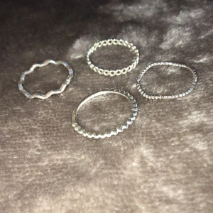 Ringar 4 st - 4 st ringar knappt använda, silverfärgade 