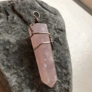 Ljuslila kristallberlock till halsband - Ljuslila fin kristallberlock (ingår inte ett halsband). Använder inte längre men har använts mycket. Tillkommer fraktkostnad på 11kr.