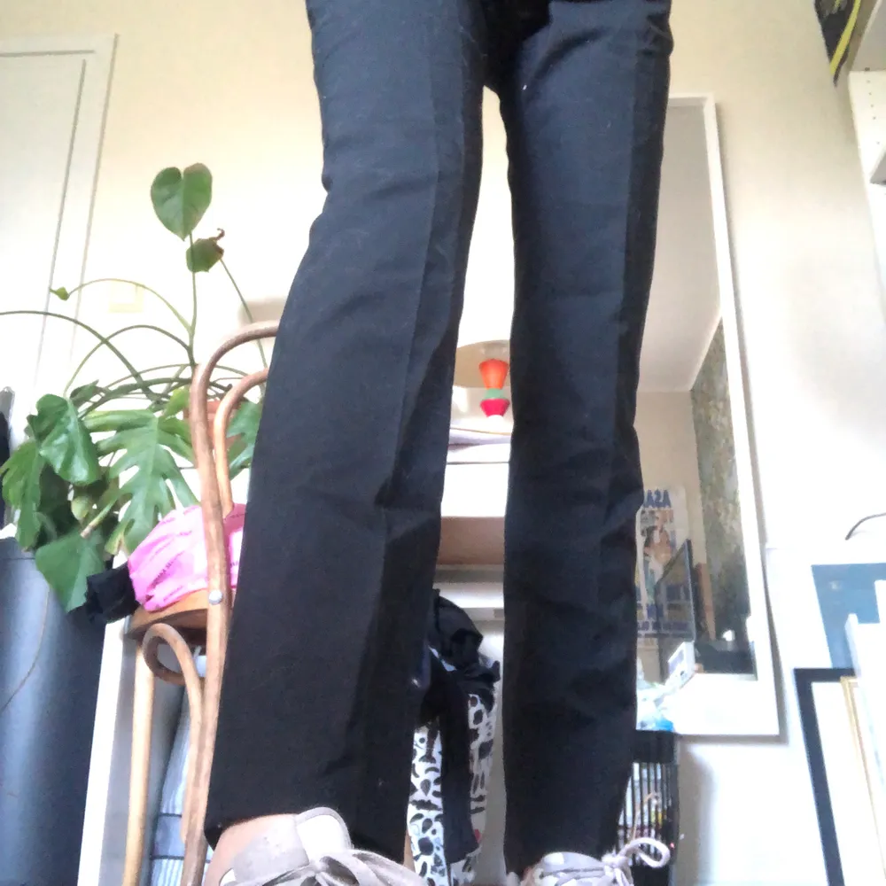 snygga kostym byxor jag köpte på emmaus, passar mig jättebra som vanligvis har 25/26 i weekday jeans och är 169cm lång. Jeans & Byxor.