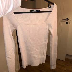 Rosa tröja  - Rosa fin tröja med vacker urringning 