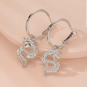 Drak örhängen  - Nya drak örhängen i silver. 