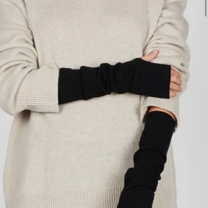 Kashmire vantar - Cashmere / kashmir vantar i färgen svart, perfekt skick!!! Köpta för 1500 så börjar på 500❤️ kram kan sälja för 500 direkt imorgon !!