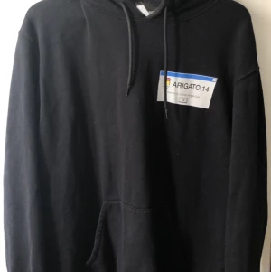 AXEL ARIGATO hoodie  - Hej. Jag säljer nu min Axel Arigato hoodie. Den är använd endast ett fåtal gånger då jag köpte den för stor. Nypris 1600 kr 