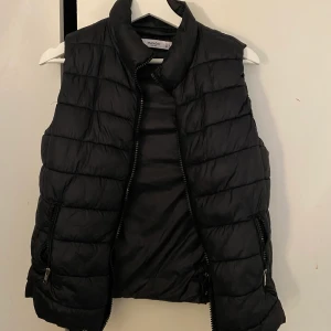 Mango Svart Väst  - Svart väst från Mango i storlek S som är perfekt att ha nu i höst! Säljer västen  då jag inte får så mycket användning av den. Frakt står köparen för💕
