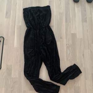 En mycket bekväm jumpsuit/bodysuit från hm ! Strapless bältet ingår ej , ett tips på styling bara ☺️