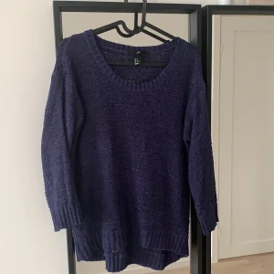 Stickad tröja  - En fin stickad tröja från hm! Jag klär inte i blått och förstår inte varför jag köpte den 😂  