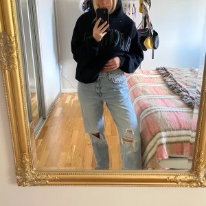 Snygga jeans från Zara - Sjukt snygga jeans från Zara, köpta förra året! Mycket bra skick då de knappast är använda. 250 kr eller högsta bud ✌🏼😃✌🏼 