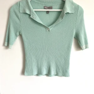 T-shirt piké  - Ljusblå t-shirt med lite roliga detaljer. Saknar en knapp men det är bara små vita knappar så säker lätta att hitta! Köparen står för frakten🥰🥰🥰🥰