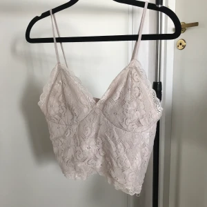 Topp från BikBok - En super fin topp från BikBok, använd sparsamt men fortfarande i fint skick. Säljs pga blivit för liten. Går att justera banden.