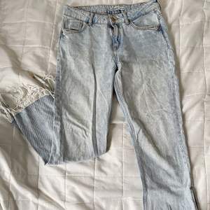 Snygga Jeans från Zara med cool detalj nertill! I storlek 36. Frakt tillkommer