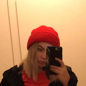 Röd mössa från Monki - Röd mössa från Monki, använt den typ fem gånger så absolut inget fel med den. 