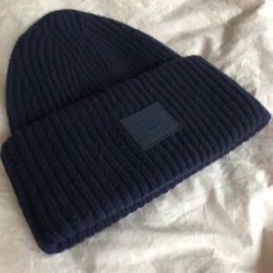 Acne mössa i fint skick!💙 - Den ”normala” modellen som är lite högre, Köpt för 1100kr Mörkblå acne mössa, använd fåtal gånger och i fint skick!