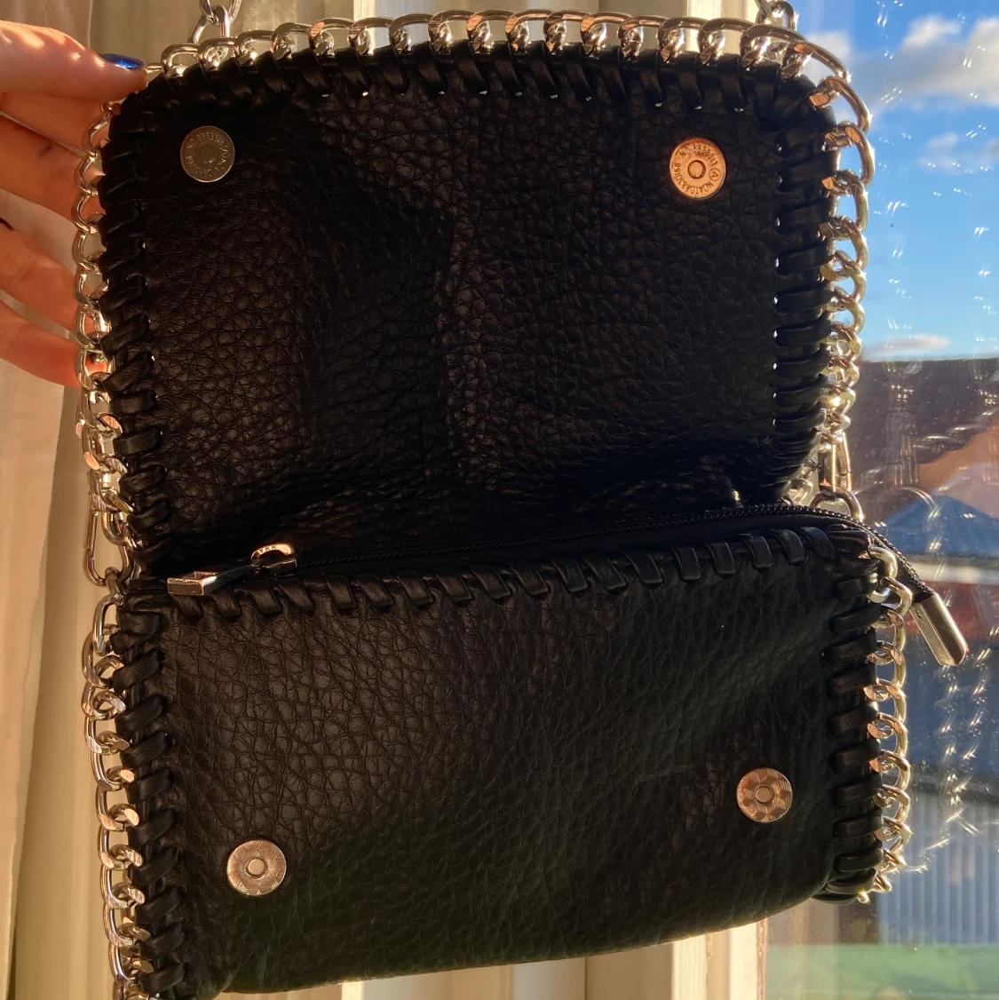 Svart väska med silverdetaljer - 90