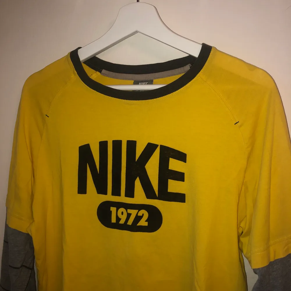 Vintage långärmad nike tröja, barnstorlek XL men sitter som en vanlig medium ✨ Möts upp i Göteborg annars står köparen för frakten. T-shirts.