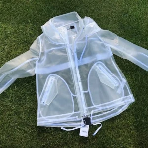 Regnjacka - Genomskinlig regnjacka från zara. Knappt använd. Strl M men passar även mindre! Bud på 300+frakt! 