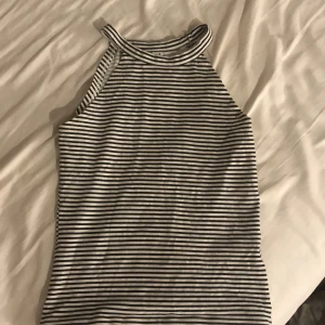 Ett linne med lite högre hals. Storlek S. - Det är ett jätte fint linne med bra skick. Inte använt mer än 1 gång.