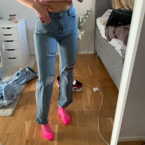 Jeans från okänt märke  - Jeans från okänt märke som aldrig är använda då dem är alldeles för korta på mig 💖 bjuder på frakten som är spårbar via postnord 💝💝 storlek M men sitter som S