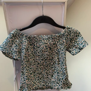 Blommig blus - Blommig blus med stretchight material