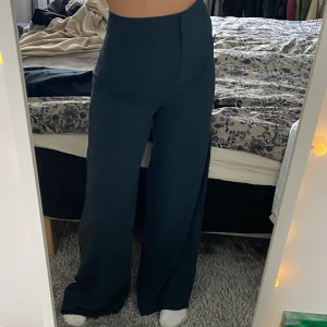 Kostym byxor  - Snygga utsvängda kostym byxor i marinblå färg, bra skick och nästan aldrig andvänt! 