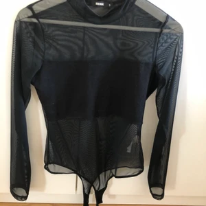 MeshBody från bik bok - En svart mesh body från bik bok. Storlek s. Enkel och passar till fest. Som en bandå fram till brösten och bara mesh på ryggen. Köparen står för frakten.
