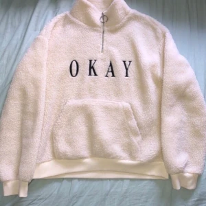 H&M ”Okay” Teddy Bear tjocktröja - Vit/Beige teddy bear tjocktröja från H&M med text. Tröjan är i storlek S men passar mig som är XS. Är endast använd några få gånger och är i fint skick. 